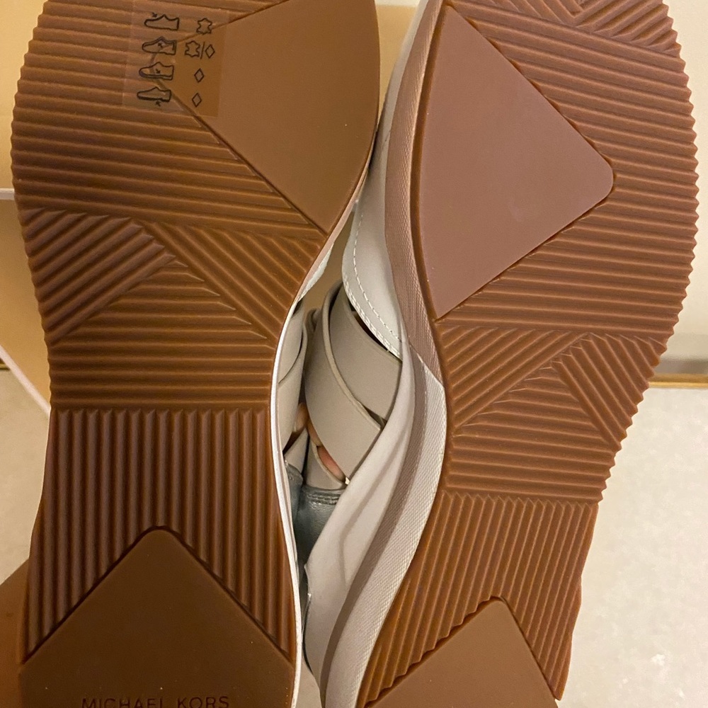 NWT Never Worn MICHAEL KORS Leather Beckett Trainer. Size 9 - Picture 6 of 6